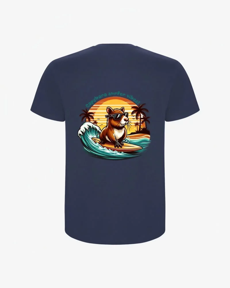 Camiseta Capybara surfer vibes (azul denim) (detrás) Camiseta Capybara surfer vibes (azul denim) (detrás)