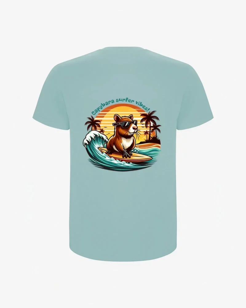 Camiseta Capybara surfer vibes (azul lavado) (detrás) Camiseta Capybara surfer vibes (azul lavado) (detrás)