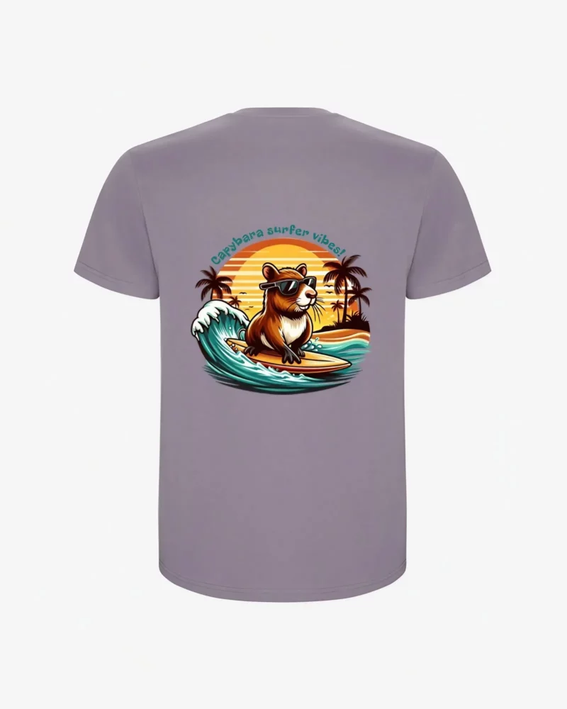 Camiseta Capybara surfer vibes (lavanda) (detrás) Camiseta Capybara surfer vibes (lavanda) (detrás)