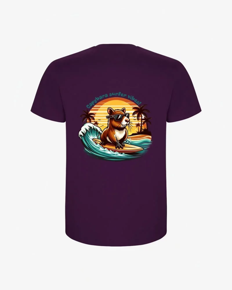 Camiseta Capybara surfer vibes (púrpura) (detrás) Camiseta Capybara surfer vibes (púrpura) (detrás)