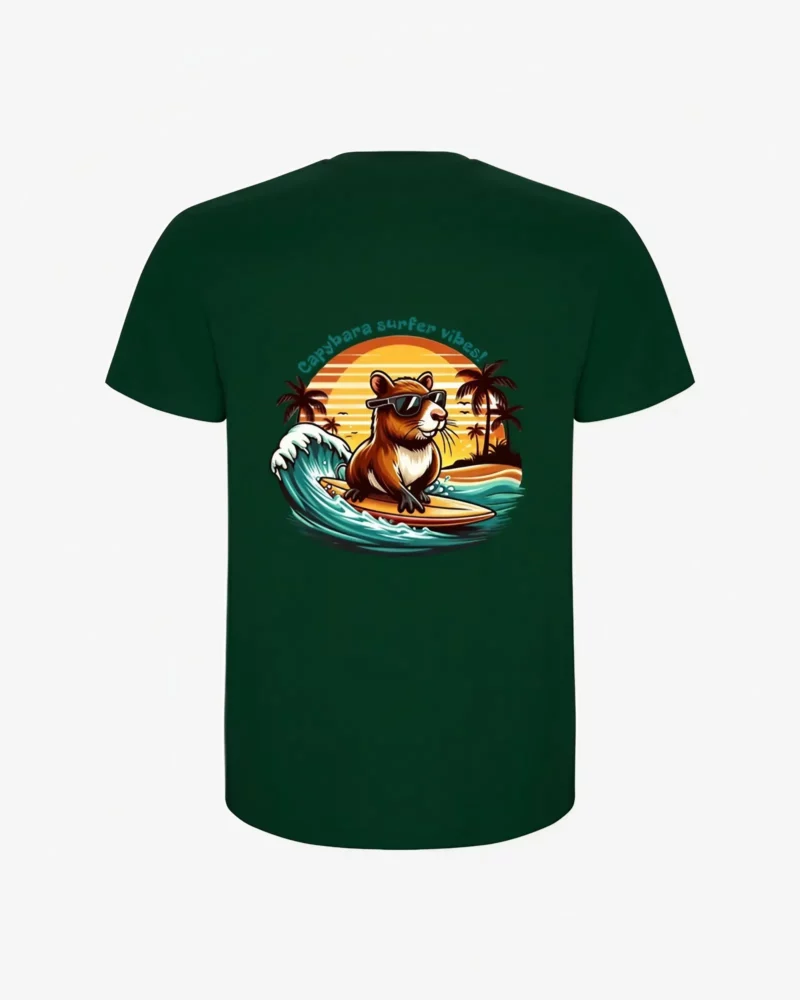 Camiseta Capybara surfer vibes (verde botella) (detrás) Camiseta Capybara surfer vibes (verde botella) (detrás)